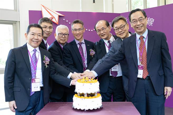 清大校长高为元（中）与校友同切蛋糕，欢庆校庆。（清大提供／王惠慧新竹传真）