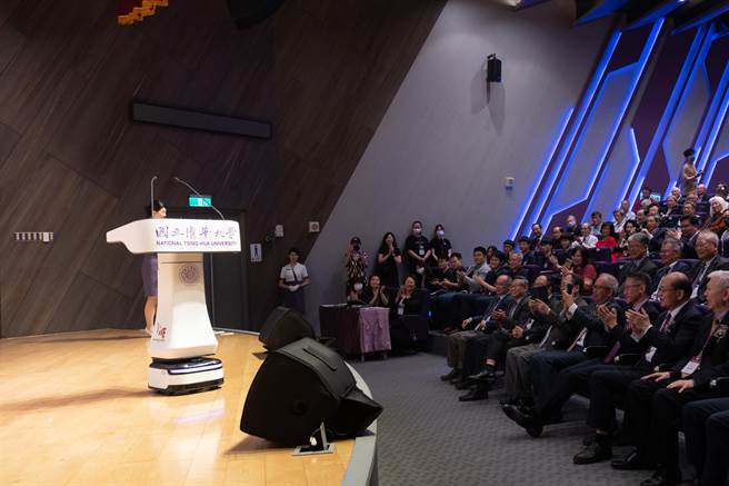 清大学生一手打造的自动主席台首度亮相。（清大提供／王惠慧新竹传真）