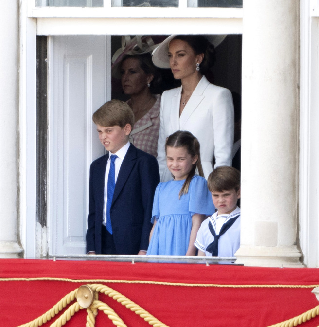 威廉与凯特的三个孩子表情都很丰富。图为2022年6月三人观看庆祝女王登基70周年的「旌旗操演」（Trooping of the Colour）阅兵庆典。（资料照／TPG、达志影像）