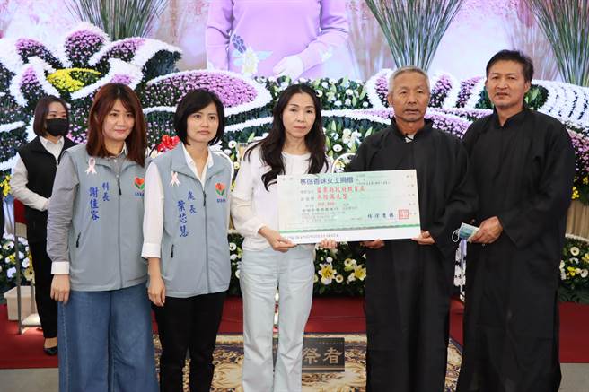 苗栗縣長鍾東錦夫人陳美琦（中）代表受贈。（苗栗縣政府提供／李京昇苗栗傳真）