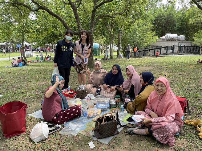 配合穆斯林开斋节，移民署台北市服务站通译志工与台北市专勤队移民官也来宣导「扩大逾期停留自行到案专案」措施。（移民署提供）