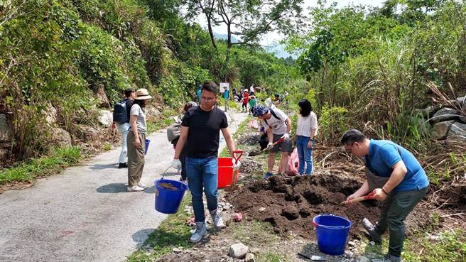 東勢林區管理處與台中市磐鈺生活美學文化藝術基金會和平區種下近400株台灣欅。（東勢林區管理處提供）