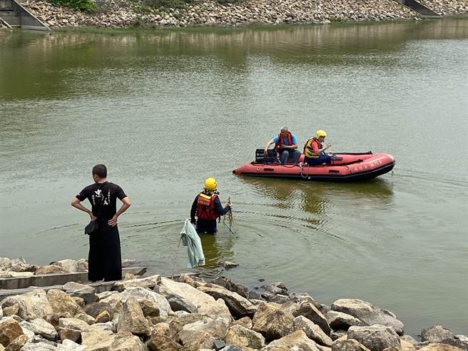 金门县消防局仍出动橡皮艇执行水域搜救。（于家麒摄）