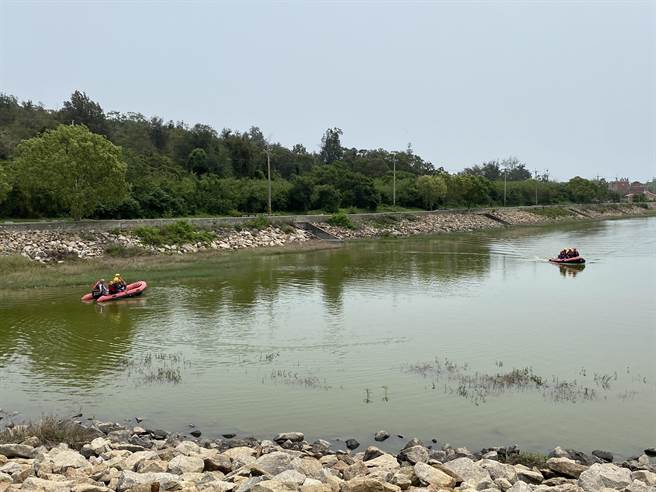 金门县消防局仍出动橡皮艇执行水域搜救。（于家麒摄）