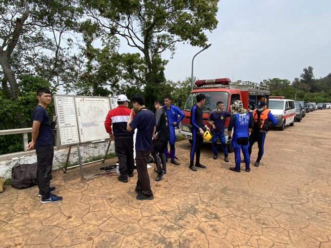 金门县消防局仍出动橡皮艇执行水域搜救。（于家麒摄）