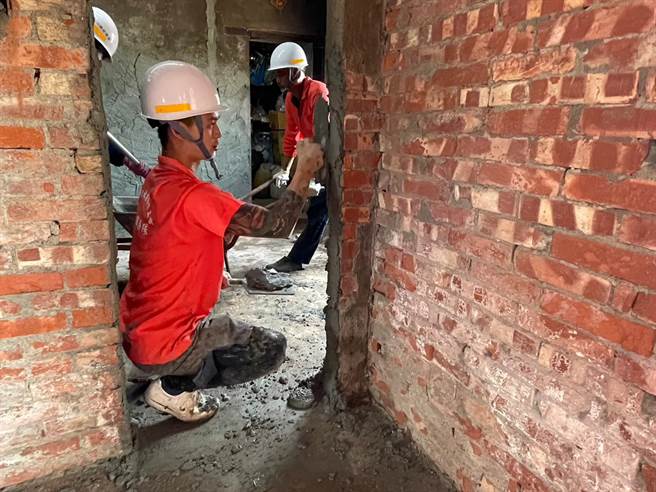 从里到内等细节的施工，志工们都不马虎。（台南市政府劳工局提供／张毓翎台南传真）