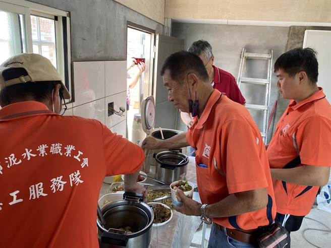 台南市餐饮业产业工会志工准备佳肴慰劳志工。。（台南市政府劳工局提供／张毓翎台南传真）