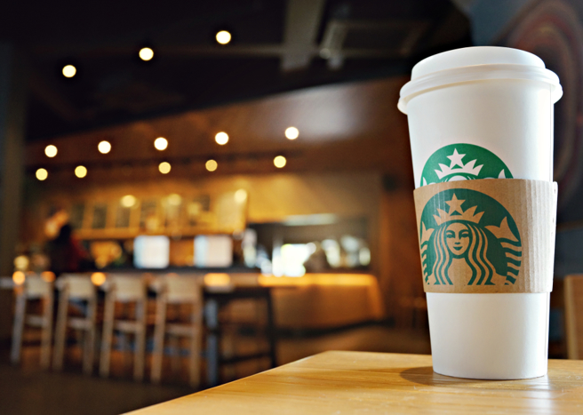 网友建议只喝星巴克、春水堂等品牌，久了自然不会有人揪妳订饮料。（示意图／Shutterstock）