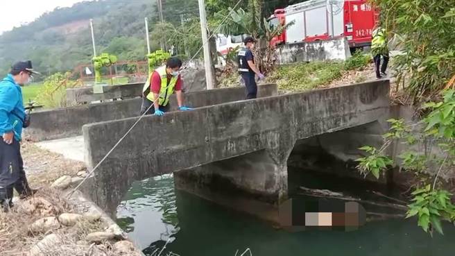 关山大圳干7干8闸门前发现一具遗体被树枝卡在桥墩下。（翻摄照片／台东洪靖宜传真）