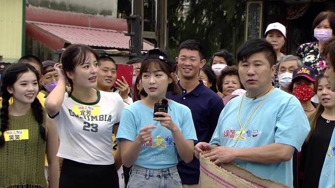 胡瓜录影现场遭盖布袋。（民视提供）