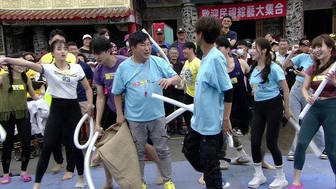 胡瓜（中）被打的一脸错愕，却找不到凶手。（民视提供）