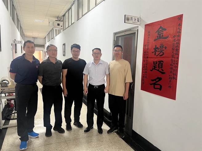 考取第43期警大警佐班陈谚陞（右一）、李政原（中）。（翻摄照片／高雄洪靖宜传真）