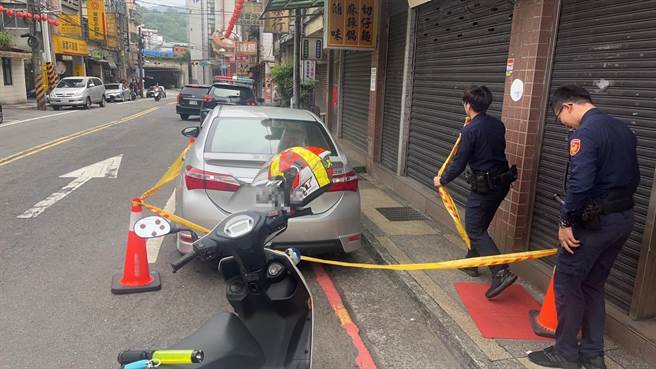 陳男一夜未歸，被母親發現時已陳屍車內，警方於現場拉起封鎖線。（基隆市警察局提供／徐佑昇基隆傳真）