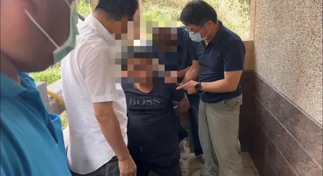 台南明德外役监受刑人张天昊（右二）今天落网，警方在台南市东山区一处施工中的宫庙抓到人。（读者提供／张毓翎台南传真）
