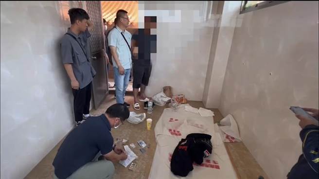 警方搜查张天昊藏匿的小房间。（读者提供／张毓翎台南传真）