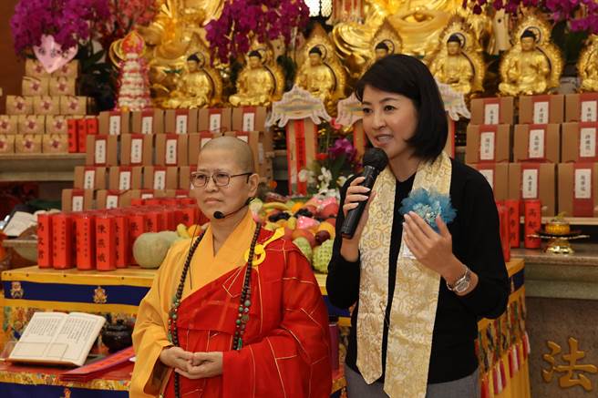 国姓乡琉璃山东方净苑举行浴佛祈福大法会，由住持释体証法师主持，县长许淑华出席法会。（南投县政府提供／冯惠宜南投传真）