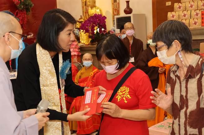 国姓乡琉璃山东方净苑举行浴佛祈福大法会，县长许淑华出席法会，并代表东方净苑颁发琉璃山社区发展基金及教育基金。（南投县政府提供／冯惠宜南投传真）