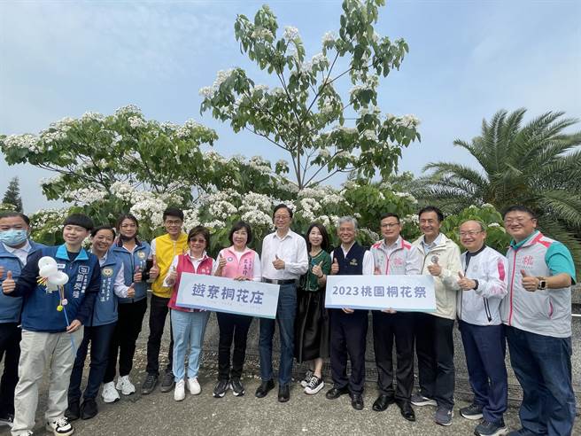 桃园客家桐花祭开幕，市长张善政（中）邀民眾到桃园来一趟桐花小旅行。（吕筱蝉摄）