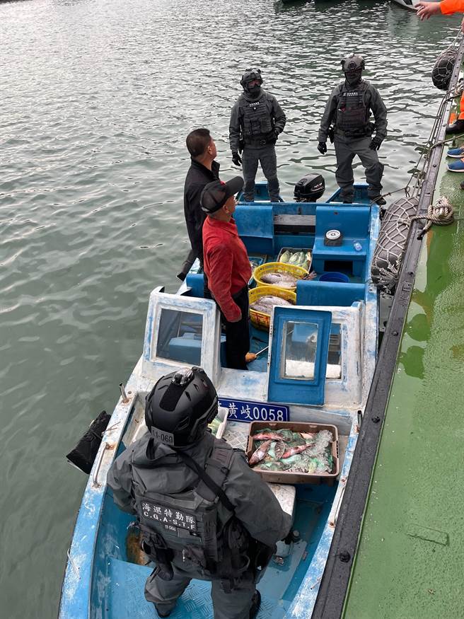 海巡署于南竿海域查获陆籍舢舨疑似涉嫌泊靠我国渔船走私117公斤渔获。（马祖海巡队提供）