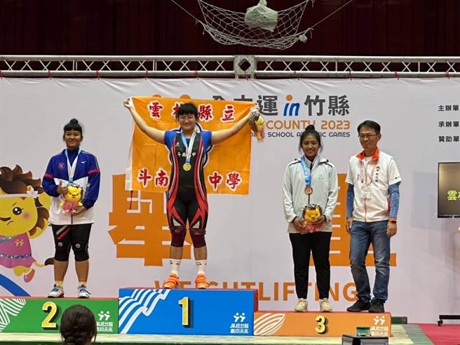 雲林縣斗南中學林千嫆（左二）拿下個人全中運首金，也為雲林舉重摘下第1金。（青年發電機提供／張朝欣雲林傳真）
