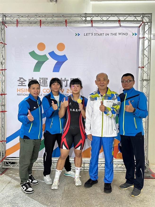 雲林縣斗南中學林千嫆（中）在全中運舉重摘金，將榮耀獻給教練們。（青年發電機提供／張朝欣雲林傳真）