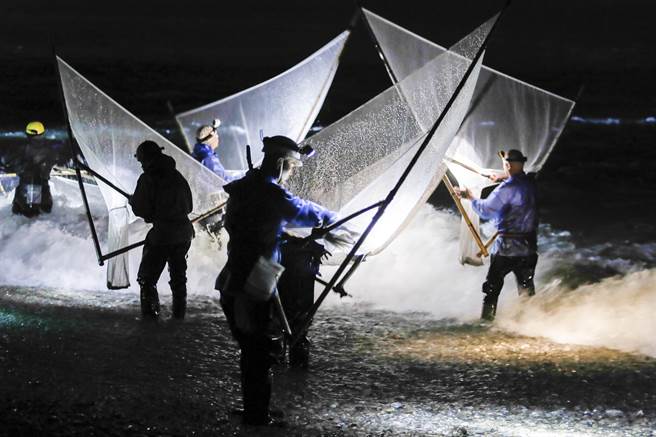 花莲溪口海滩上清晨两点多就聚集大批捕捉红头魩仔的民眾。（黄子明摄）