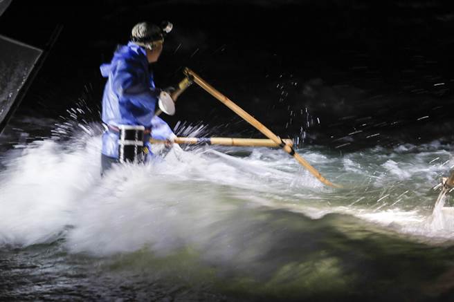 花莲溪口紧邻太平洋，捕鱼苗人在海滩上张网捕鱼必须跟大浪搏斗。（黄子明摄）