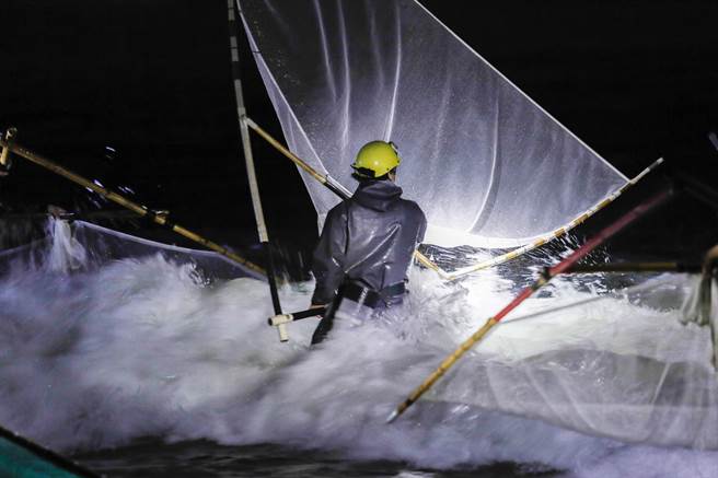 花莲溪口紧邻太平洋，捕鱼苗人在海滩上张网捕鱼必须跟大浪搏斗。（黄子明摄）
