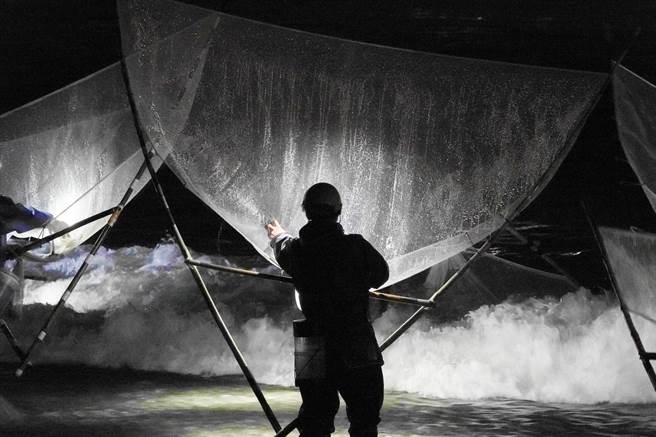 三角网是捕捉红头魩仔的基本工具，网子由孔目较小的果蝇网制成，每支改装费用大约2000元，但骨架需由捕鱼苗人自行提供。（黄子明摄）