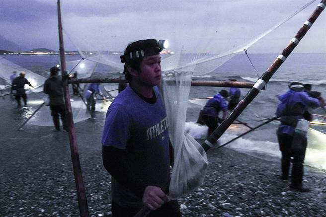 捕鱼苗人通常都在早上天亮后约6、7点就准备收工了。（黄子明摄）