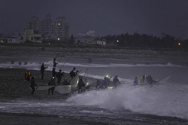 花莲溪口紧邻太平洋，捞红金的捕鱼苗人通常聚集在溪口北岸海滨。（黄子明摄）