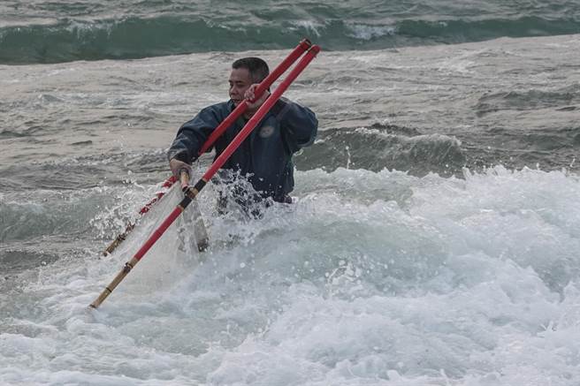 到花莲溪口捞红金的捕鱼苗人通常都有一、二十年以上经验。（黄子明摄）