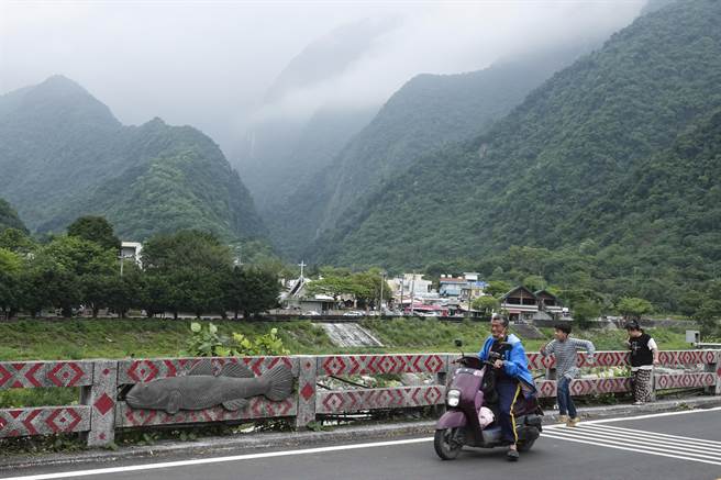 太鲁国国家公园管理处当年兴建布拉旦部落入口处桥梁时，特地在桥头装置日本秃头鲨的浮雕。（黄子明摄）