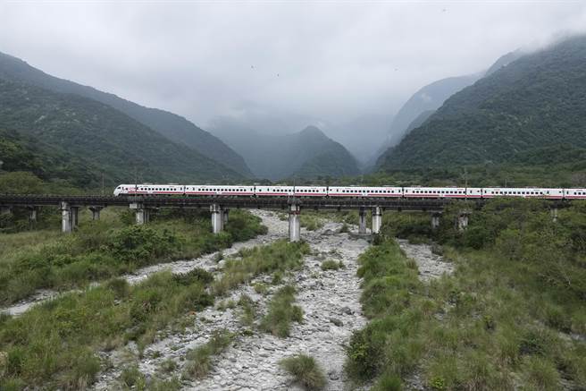 因旱象延续，花莲布拉旦部落所在的三栈溪下游河段完全乾涸，若持续不雨，可能影响日本秃头鲨仔鱼洄游。（黄子明摄）