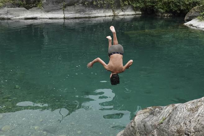 因旱象延续，花莲布拉旦部落所在的三栈溪下游河段完全断流，靠近部落河段仍有少量水流，原住民学童在一处水潭玩跳水。（黄子明摄）