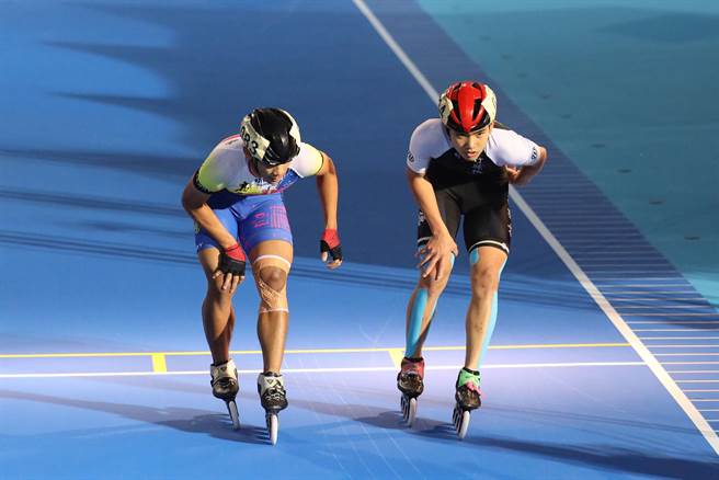 仰德高中傅孝宇（右）拿下高男组10000公尺计分淘汰赛银牌。（新竹县政府提供／罗浚滨新竹传真）