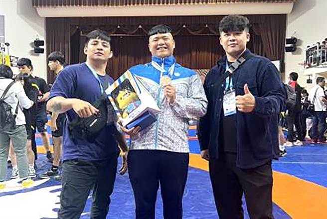 仰德高中洪威程（中）拿下高男组角力希罗式第十级铜牌。（新竹县政府提供／罗浚滨新竹传真）