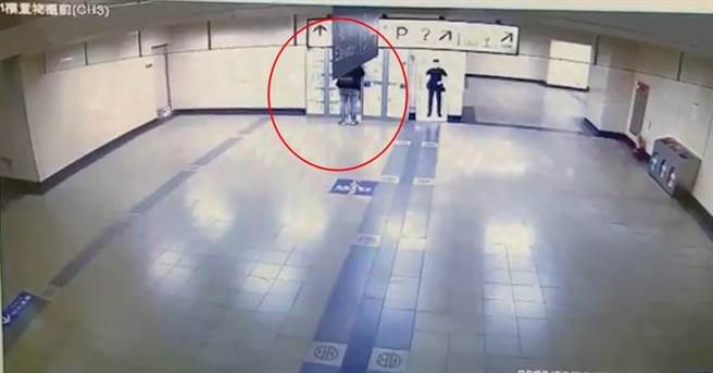 诈团车手利用火车站七堵车站的置物柜收取帐户。（翻摄画面）