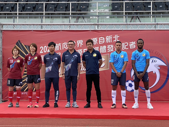 新北航源FC足球队2023全新赛季加入4名外籍球员，印尼籍艾迪尔（右1）、瓜地马拉籍Gera罗狮诚（右2），女足田中美和（左1）、玉村如捺（左2） 。（新北航源FC提供）