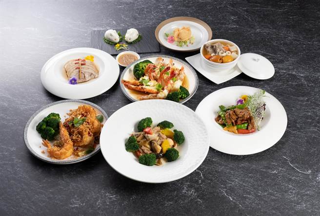 皇楼中餐厅推出春季限定菜单，以当令食材枇杷、春笋料理，让妈妈品嚐美味健康的季节佳肴。(义大皇家酒店提供)