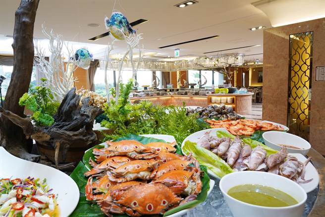 「Happy Hour」无限畅饮活动，晚餐时段于百匯自助餐厅、天悦咖啡厅或是在宴会厅，每人消费达标即可用399元加购价无限畅饮各式饮品。(义大天悦饭店提供)