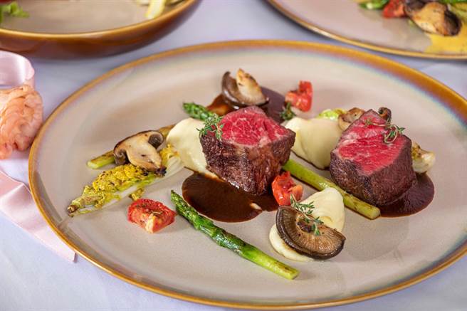 5月1日起至13日止，带妈妈至慕轩饭店享用精致单点，完成指定条件，用餐结帐即享85折好康。(国泰饭店观光事业提供)