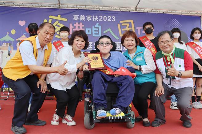 嘉义家扶中心爱心园游会今举行，会中表扬嘉义地区10位自强儿童，其中患有肌肉萎缩症的小安（中）积极面对人生的态度最具代表性。（吕妍庭摄）