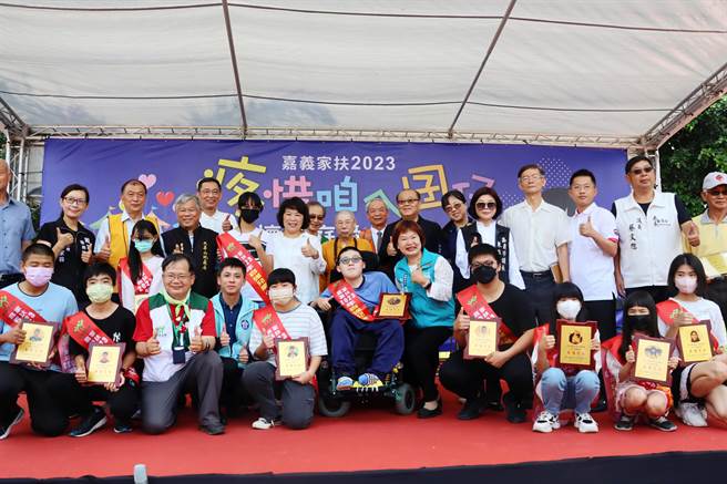 嘉义家扶中心爱心园游会今举行，今年共有高达129个爱心摊位相挺出摊义卖，会中并表扬嘉义地区10位自强儿童，肯定他们勇敢面对生命的挑战。（吕妍庭摄）