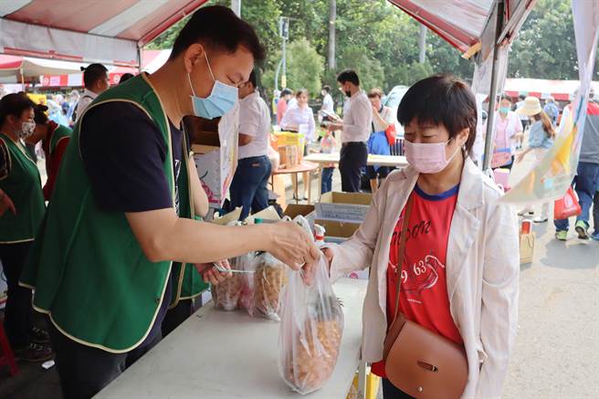 合库证券推凭园游券送凤梨限量好康，吸引民眾大排长龙。（吕妍庭摄）