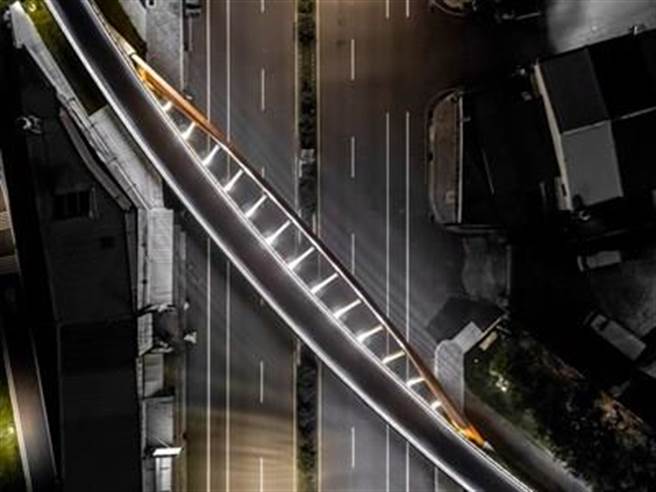 潭心铁马空桥的整体外观，是以奔跑时之跳跃曲线，呈现自行车行进时的线性速度感。(台中市府提供)