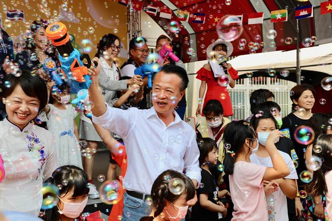 嘉义县政府为让新住民朋友在「嘉」也能感受传统过年习俗，今特别在水上乡举办泡泡趴祈福嘉年华活动，以泡泡趴代替泼水。（嘉义县政府提供/吕妍庭嘉义传真）