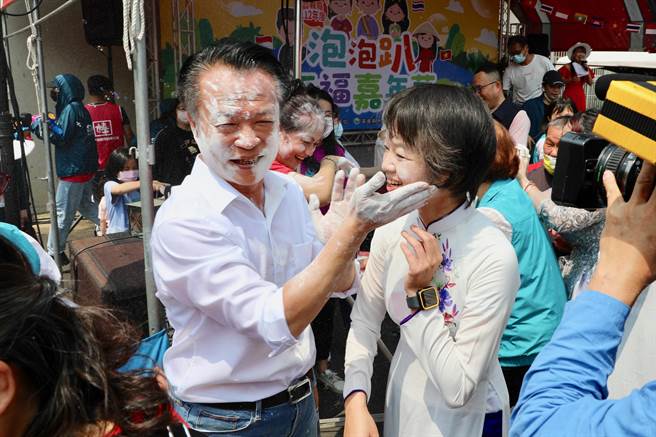 嘉义县长翁章梁到场也入境随俗，与新住民姐妹一起把香粉涂满脸，象徵接受、送出满满的祝福。（嘉义县政府提供/吕妍庭嘉义传真）