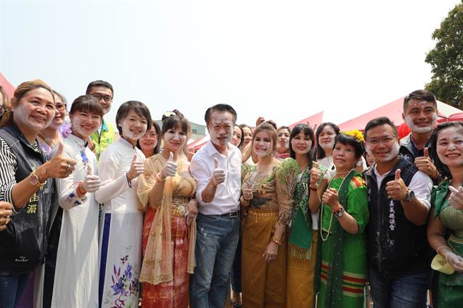 嘉义县长翁章梁到场也入境随俗，与新住民姐妹一起把香粉涂满脸，象徵接受、送出满满的祝福。（嘉义县政府提供/吕妍庭嘉义传真）