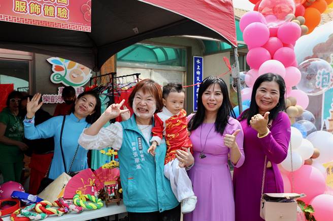 来自嘉县各地新住民团体，皆身上具民族代表性的服饰。（嘉义县政府提供/吕妍庭嘉义传真）